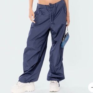 Size medium large navy cargo pants. Never worn